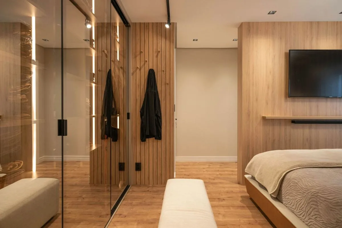 Closet planejado com iluminação