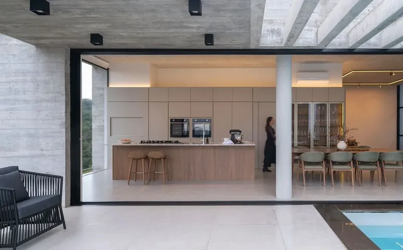Cozinha integrada planejada em apartamento no Rio de Janeiro