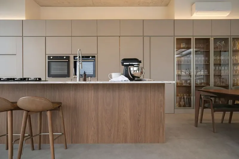Cozinha planejada em apartamento novo no Rio de Janeiro