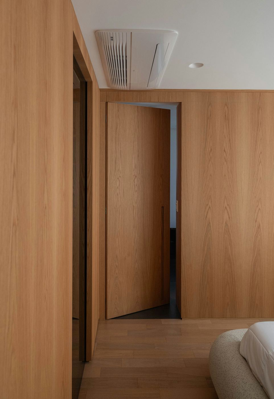Quarto planejado painel madeira