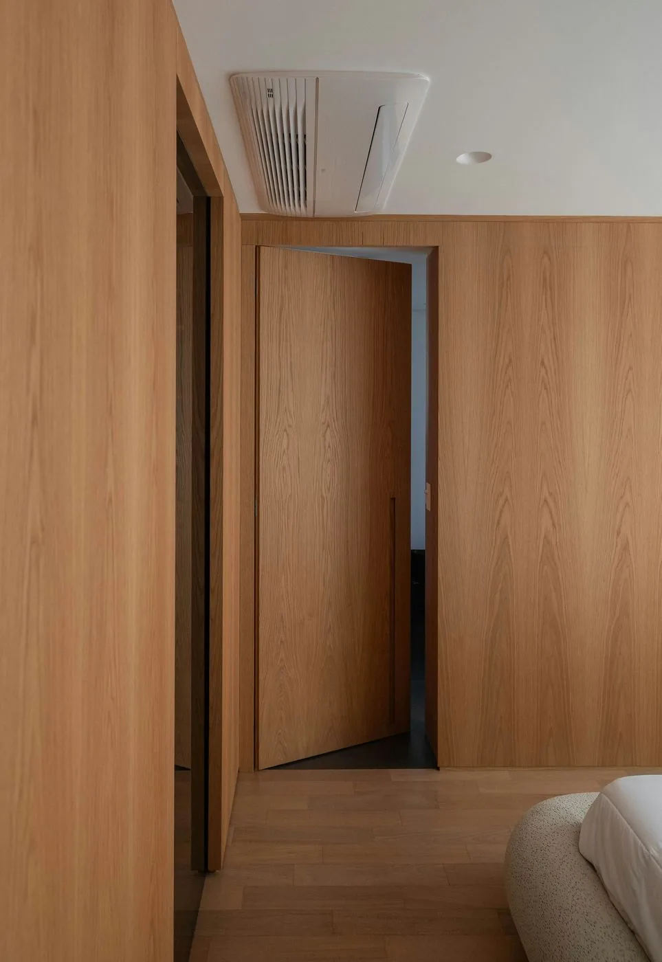 Quarto planejado painel madeira